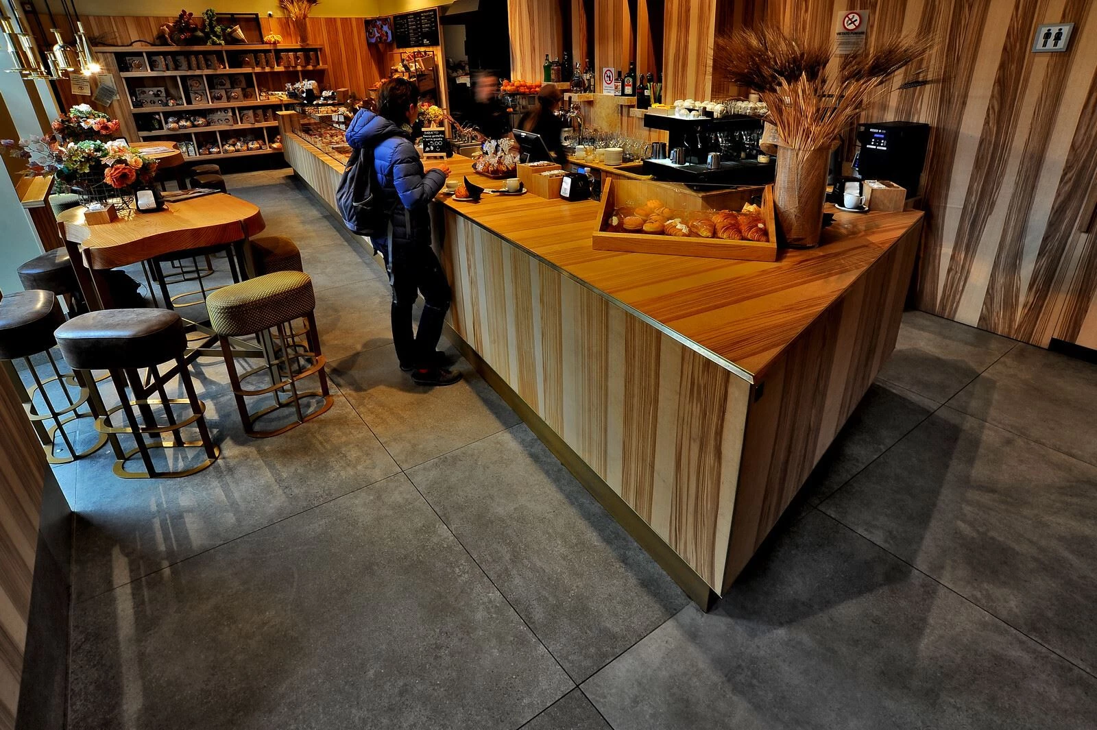 意大利热面包店的动感空间设计丨意大利的里雅斯特-13