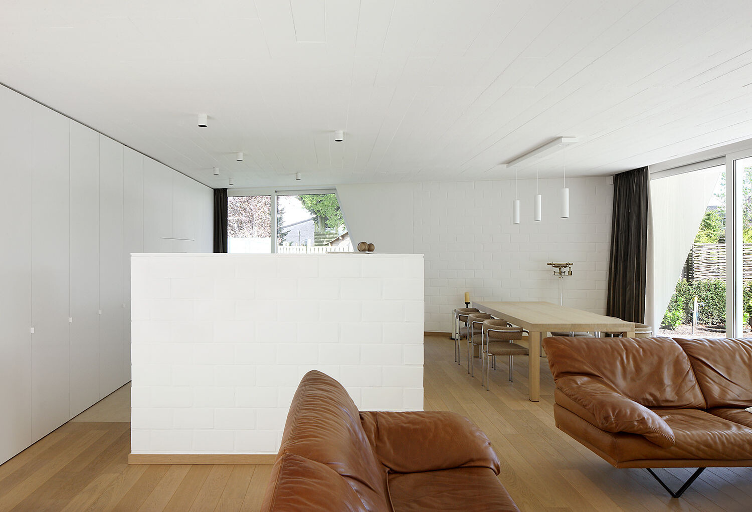 独特造型打破传统，红砖住宅的雕塑空间-22