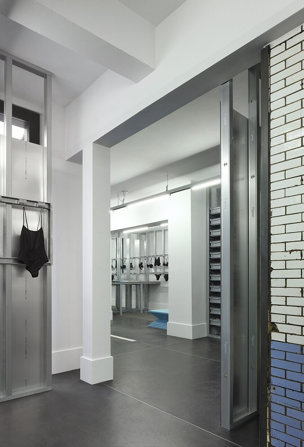 旧烘焙坊中的精美内衣店-45