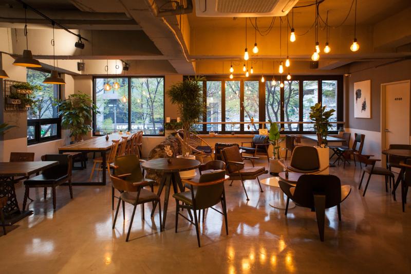 74 平咖啡馆的简约设计魅力-4