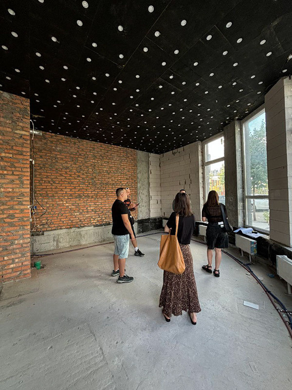 爱芝野甜品酒吧
注:由于OI CHI YE可能并非常见词汇,推测为品牌名音译,这里按发音给出一种可能的翻译,若有特定含义请提供更多背景信息 丨乌克兰基辅-30