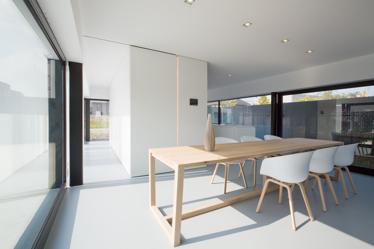 比利时小地块上的现代木构住宅-26