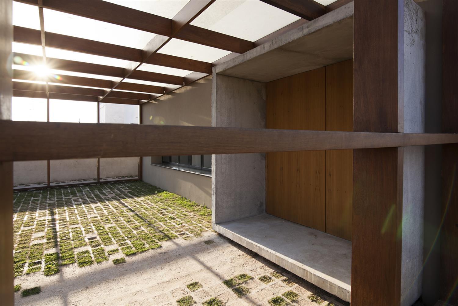 巴西建筑师 David Ito 的混凝土与木结构住宅设计-3