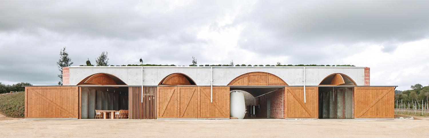 地缘酒庄 | 融入土地的工业风酒窖设计-8