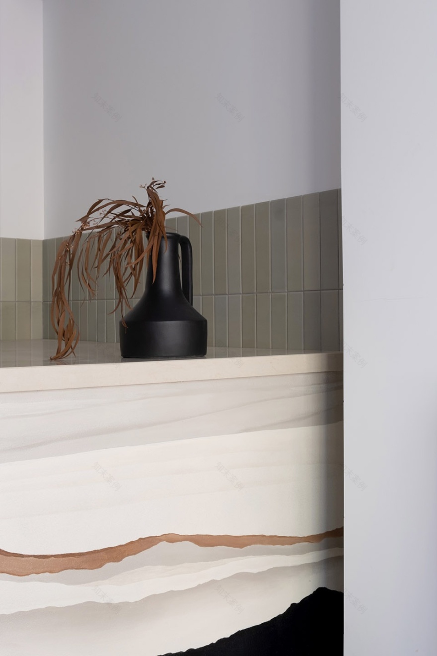 俄罗斯里海边精致咖啡馆,棋盘格与曲线交融的创意设计-10