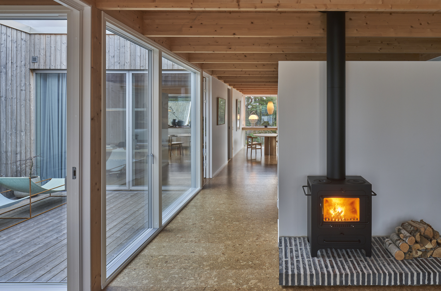 瑞典海边岩石上的集装箱之家-14