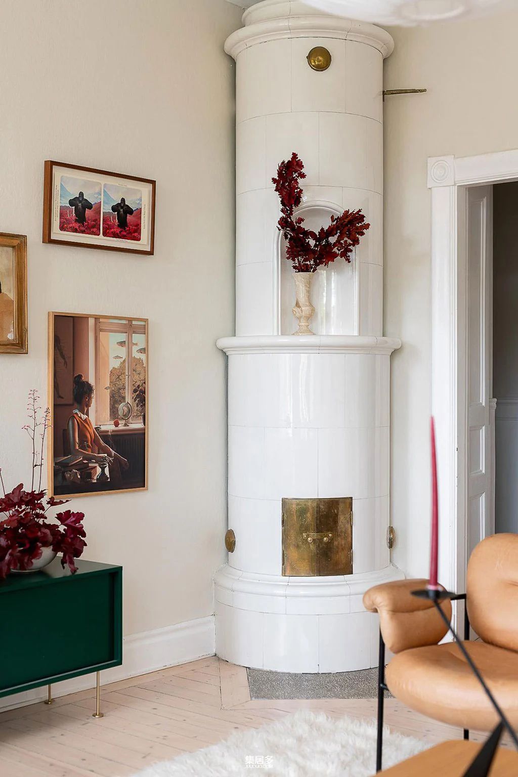 哥德堡明亮斯堪的纳维亚公寓的彩色画廊墙设计-6