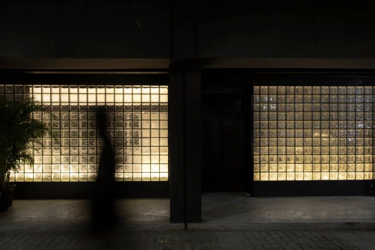 暗黑式混凝土结构鸡尾酒吧设计丨印度新德里丨RENESA ARCHITECTURE DESIGN-4