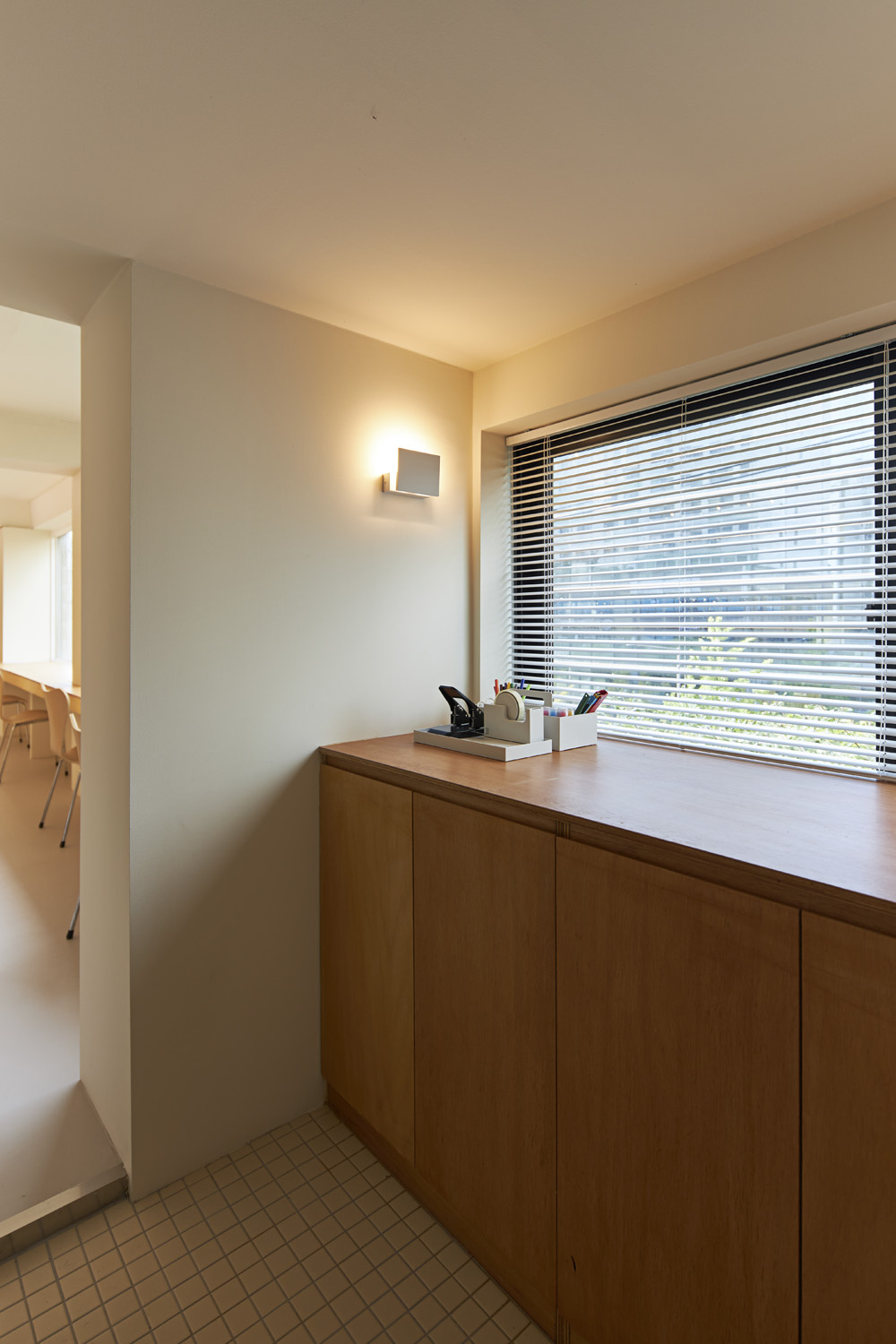 白色与木色，打造 24 平米共享办公室的极简魅力-22