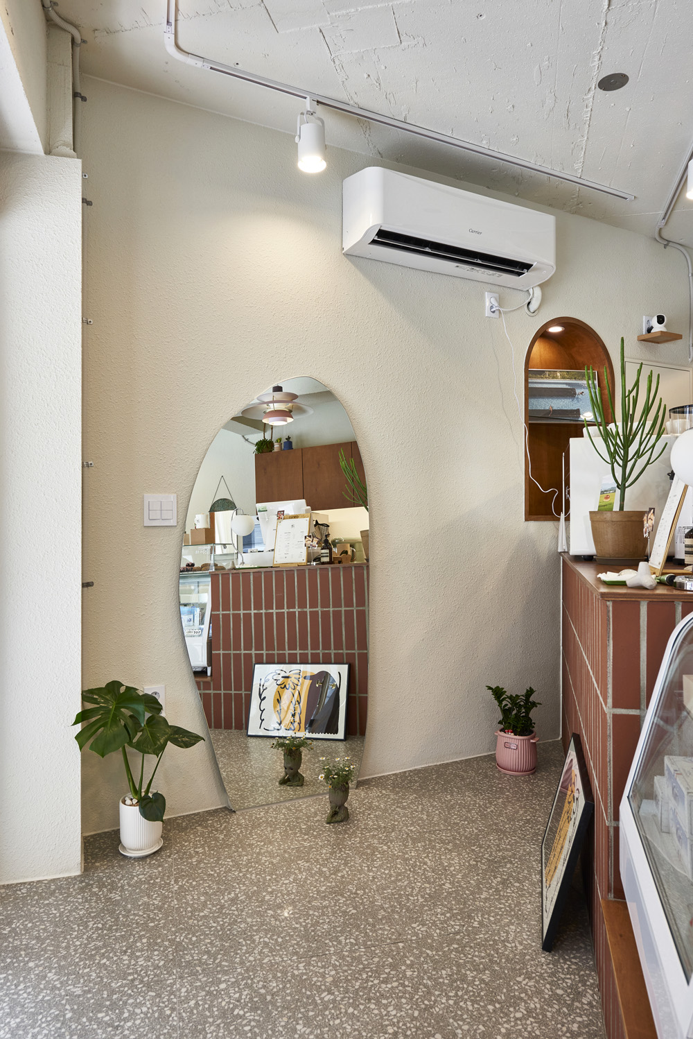 白色与木纹的完美融合 | 10 平米小咖啡厅的极简内饰设计-11