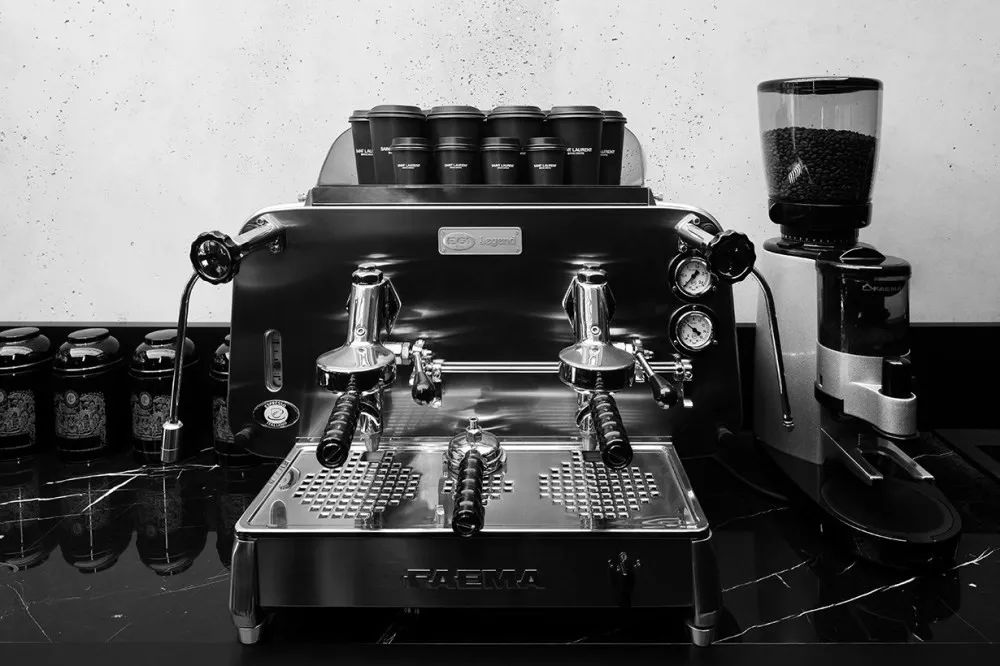 圣罗兰巴黎开设时尚咖啡厅,大牌争相跨界咖啡业-4