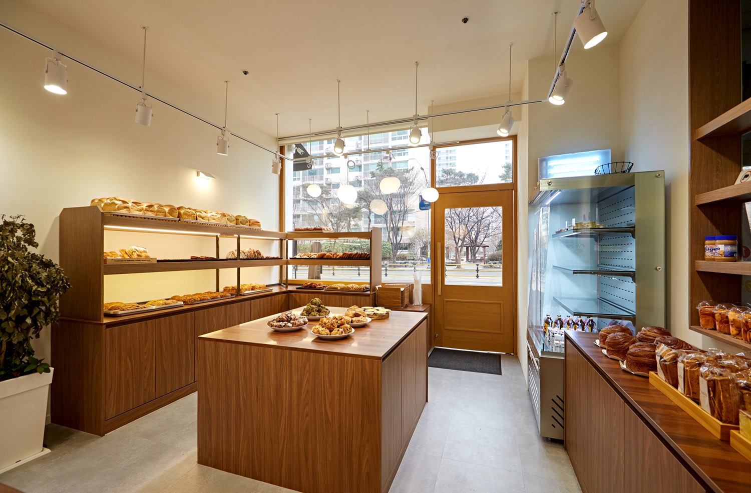 白色与木色交融的 16 平米极简主义室内设计-9