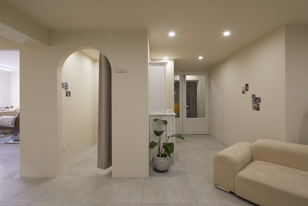 现代简约 16 平米美妆店设计-4