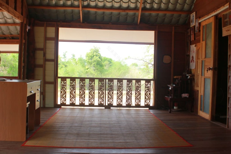 泰式两层半砖半木风格住宅-13