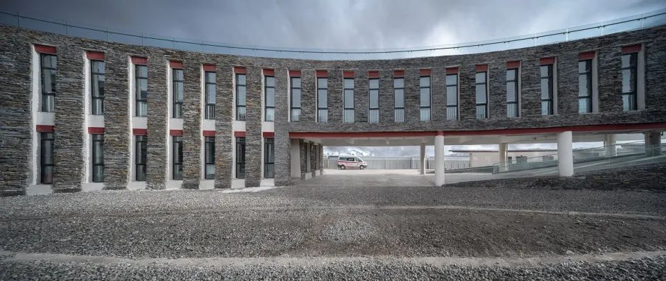 冈仁波齐下的卫生院丨北京八作建筑设计事务所有限公司-0
