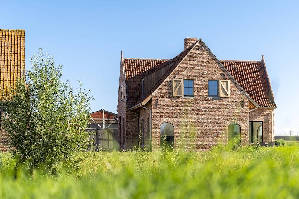 霍夫 VM AR 建筑事务所 （有限责任公司） 

注：BV是荷兰语Besloten Vennootschap的缩写，相当于英文的Private Limited Company ，即有限责任公司 不过这个表述在实际语境中也可按需省略 -17