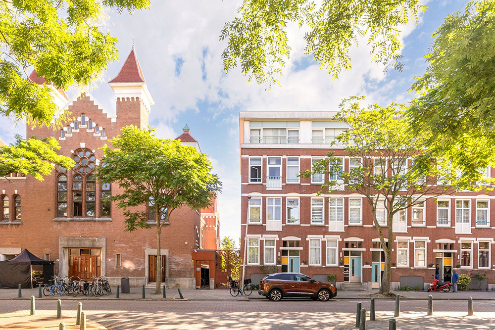 历史学校建筑改造的明亮工业风格荷兰阁楼-5