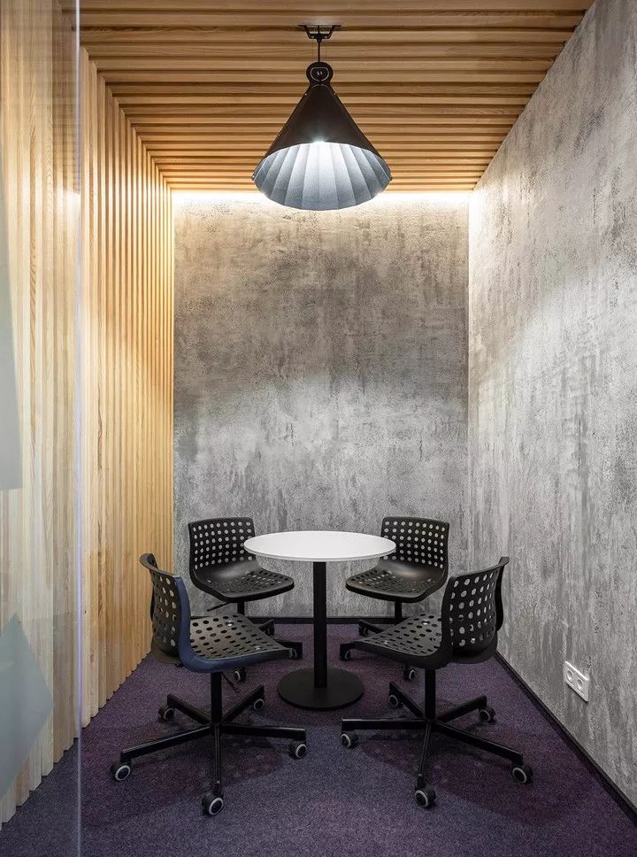 乌克兰 AmoMedia 办公室 | 工业风与活力的红绿碰撞-7