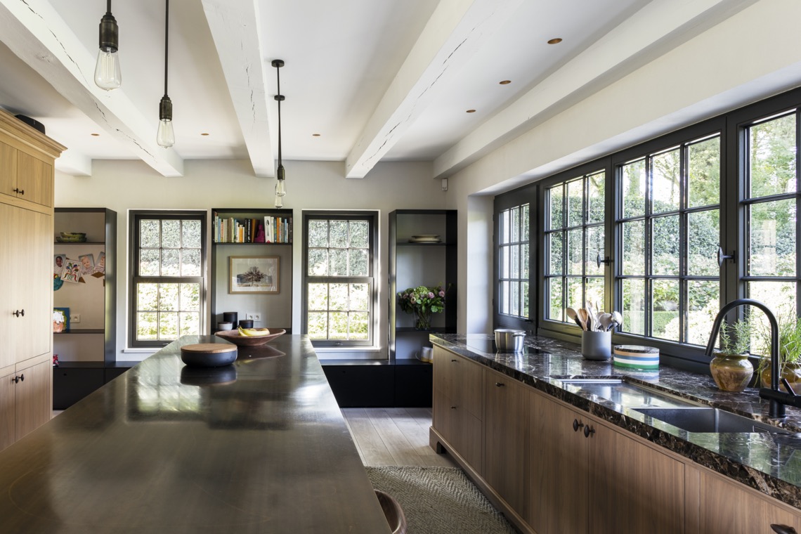 Landelijke villa met authentieke houten ramen en deuren-8