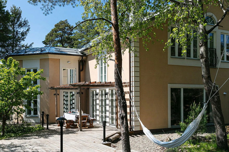 瑞典森林中的圆滑线条小木屋-3