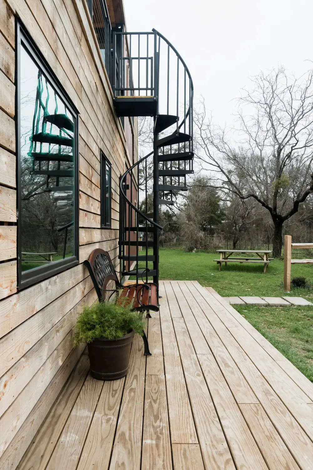 42m2 集装箱度假屋 | 现代设计与百年木料的完美融合-17