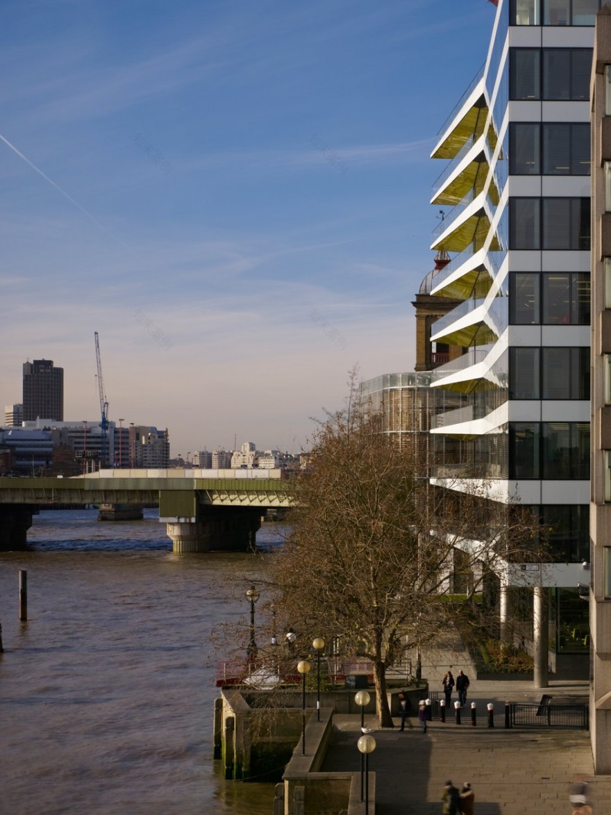 河岸别墅;河滨住宅;河畔公馆(三个根据不同情境从通用语境考虑比较常用的表达,可按需选择其一 )
注:最好能提供完整语境,以便输出最贴切唯一的翻译如果在建筑行业领域,河岸府邸相对更适合;如果是住宅介绍,河岸别墅会较合适;若作为酒店之类的名称,河滨酒店也有可能个人倾向按住宅常见角度用河岸别墅 丨英国伦敦丨David Walker Architects-25