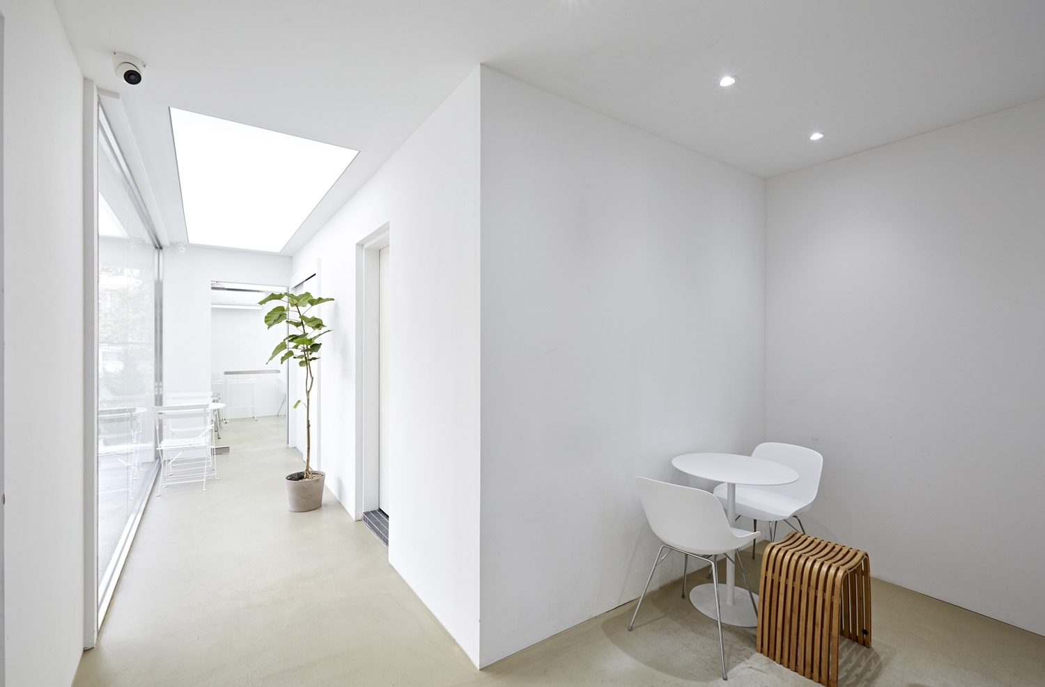 40 平米白色简约风咖啡厅 设计展现极简美学魅力-8