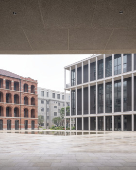 外滩城市规划展示馆广场（注：一般City Hall在国内语境结合外滩场景可能指上海城市规划展示馆，当然若结合具体准确背景有其他所指需相应调整） 丨中国上海