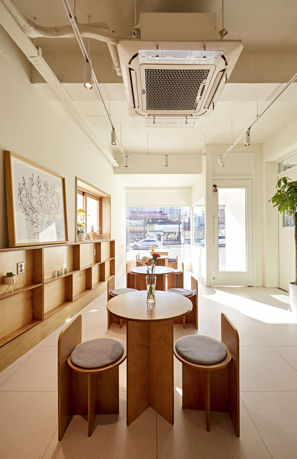 白色与木质，打造 16 平米温馨咖啡馆-12