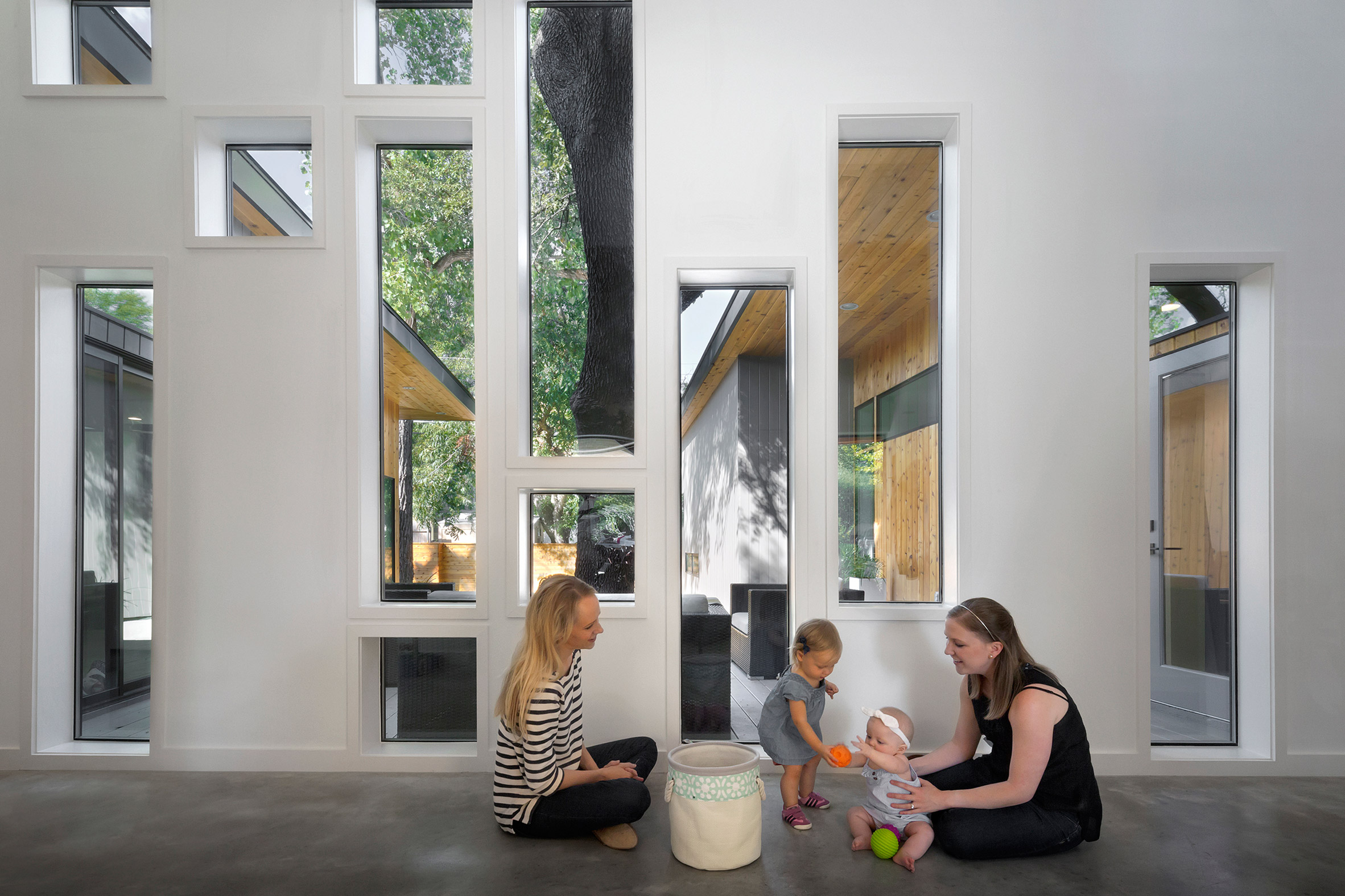 Matt Fajkus organises Austin home around old oak tree-8