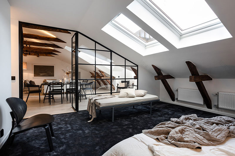 瑞典时尚阁楼公寓 | 玻璃隔墙与木梁的完美结合-16