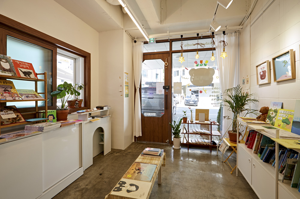 白色与木色交融的极简小书店设计-6