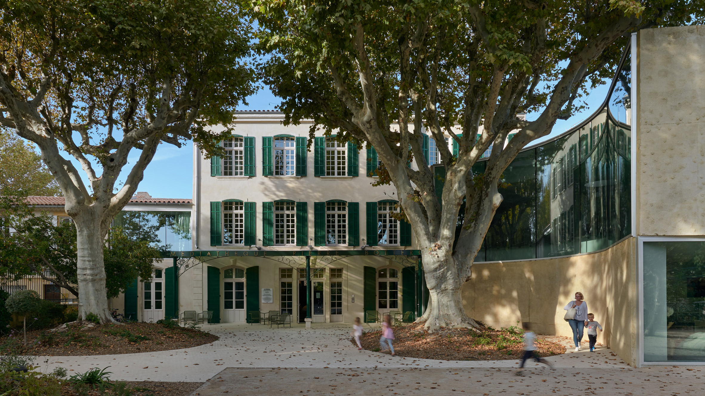 法国庄园图书馆 | 曲面玻璃嵌入历史建筑-0