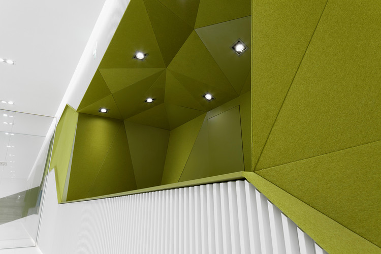 DSK 银行旗舰分行设计,绿色百叶窗与多彩条形打造开放空间-41
