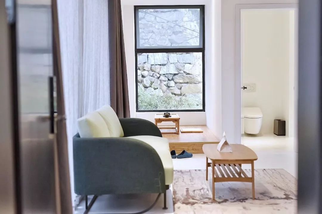 民宿设计，不论是重建或扩建、运用设计的加法或减法、还是采用在地材料，不仅能使荒废破旧的乡下老宅焕然一新，也能重塑一方水土。-86