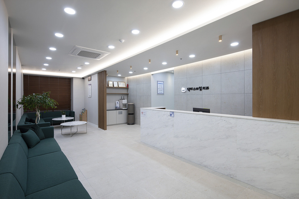 白色与木质的极简魅力 | 38 平米牙科诊所设计-4