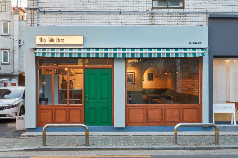 绿色铁门点缀的 12 平米个性披萨店-2