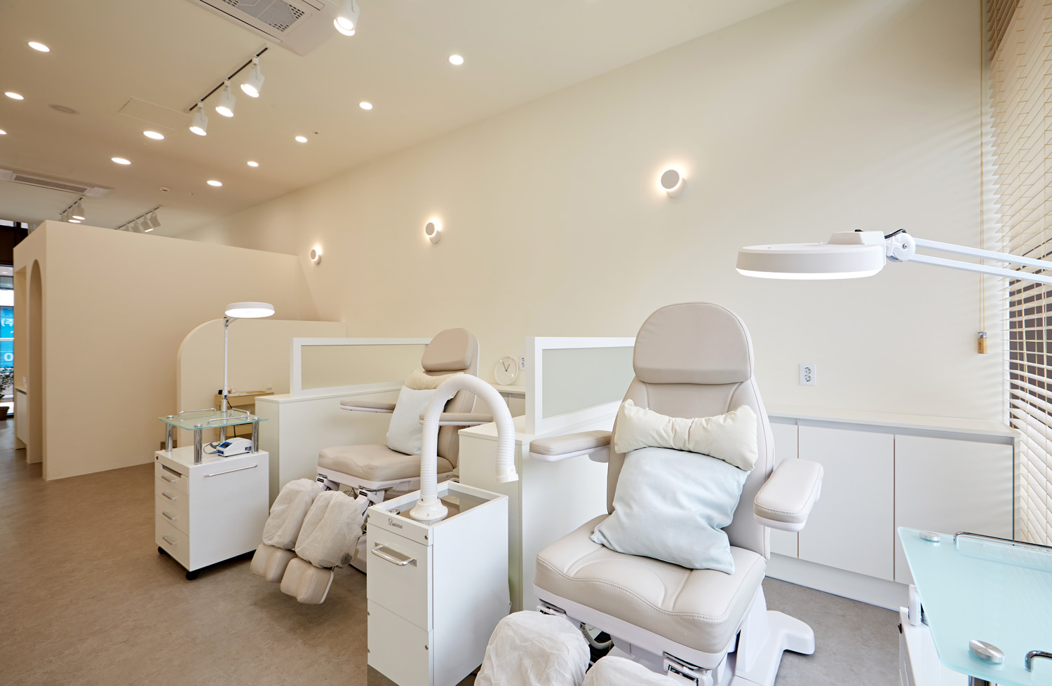 15 坪简约风格美甲店 打造温馨舒适空间-12