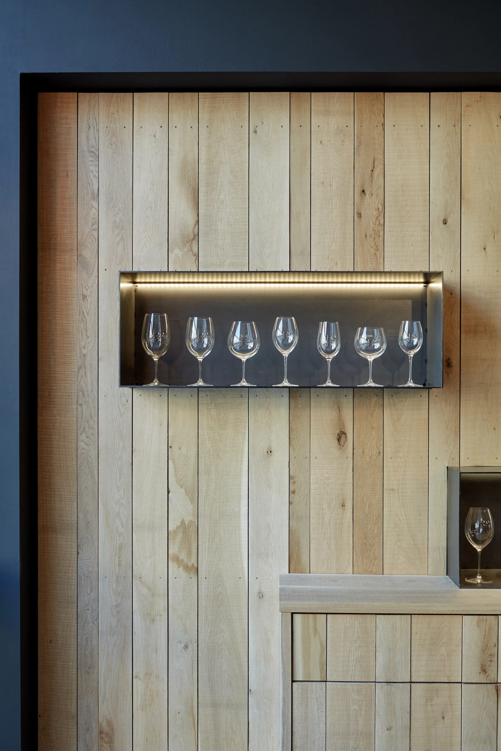 RIEDEL 酒杯捷克展示店,纯美玻璃与原始材料的对话-13