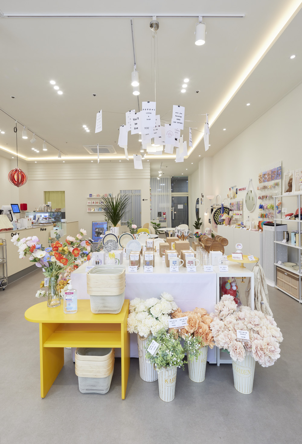 白色梦幻咖啡厅 | 31 平米的极简艺术空间-16