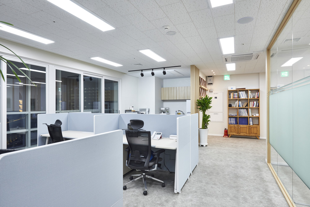 "白色与木质，31 平米知识产业中心的简洁内饰"-13