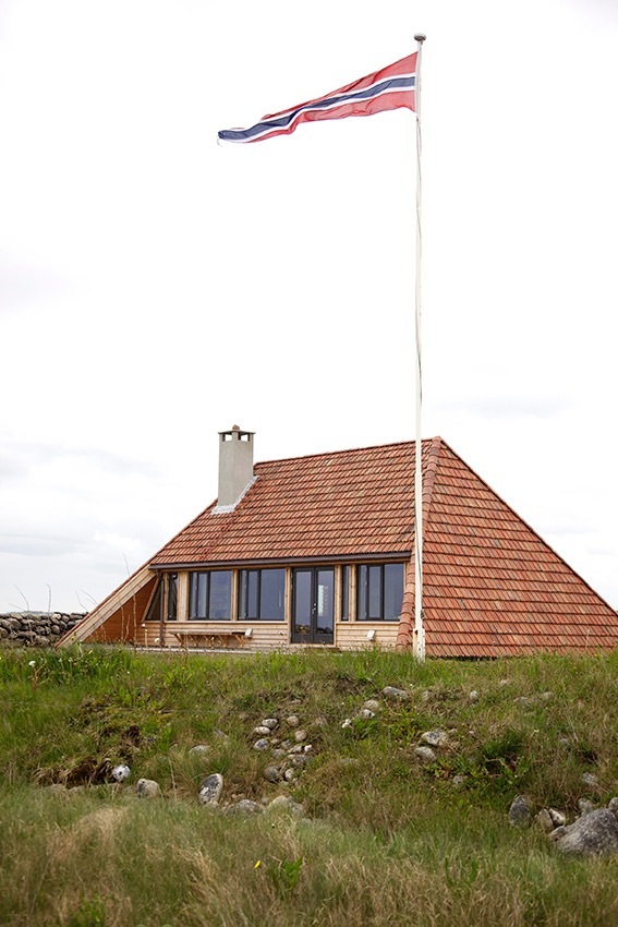 挪威海边现代共生小屋-33