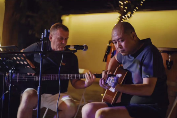 11 个陌生人同居 3 年,私生活首次曝光 | 看似佛系,实则野心勃勃-171