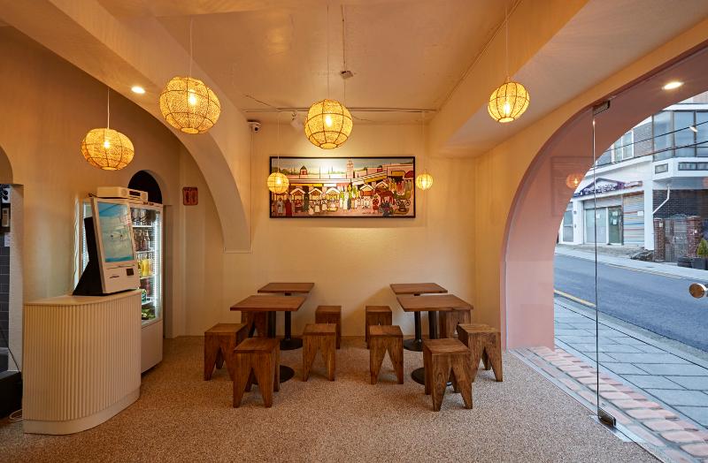 温馨 15 坪卡萨布兰卡餐厅设计，明亮照明营造舒适氛围-8