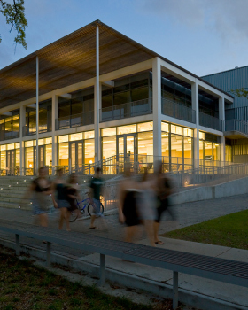 Tulane 大学拉文·伯尼克中心 | 室内外一体化设计