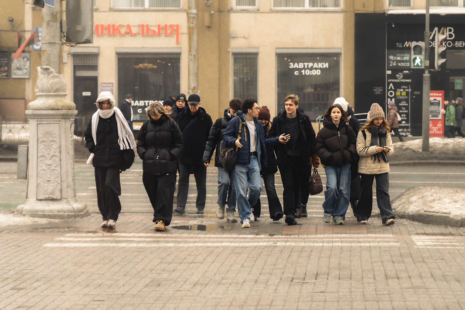 Возле пешеходного перехода. Near a pedestrian crossing.-0