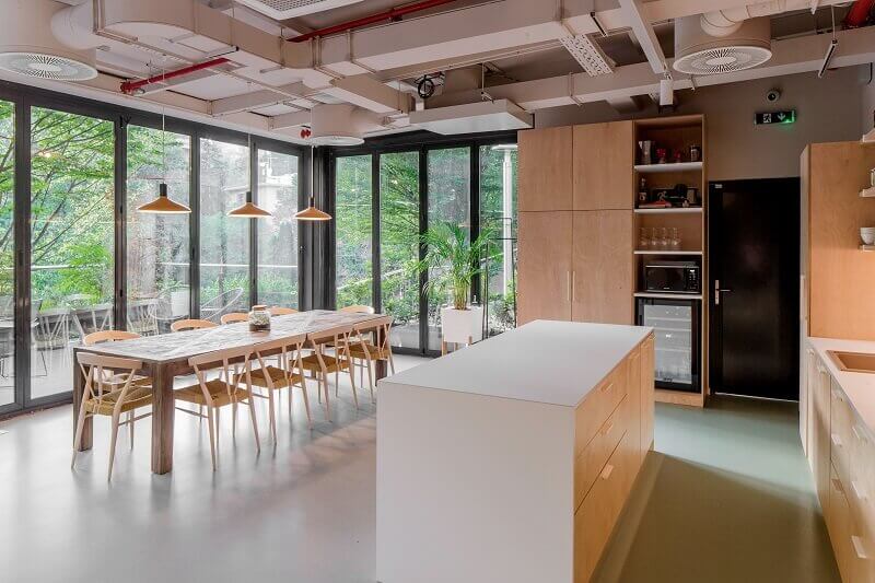 创意办公室设计  带公园景观的设计师工作室彩色展厅丨克罗地亚萨格勒布丨Brigada（克罗地亚知名室内设计公司）-30