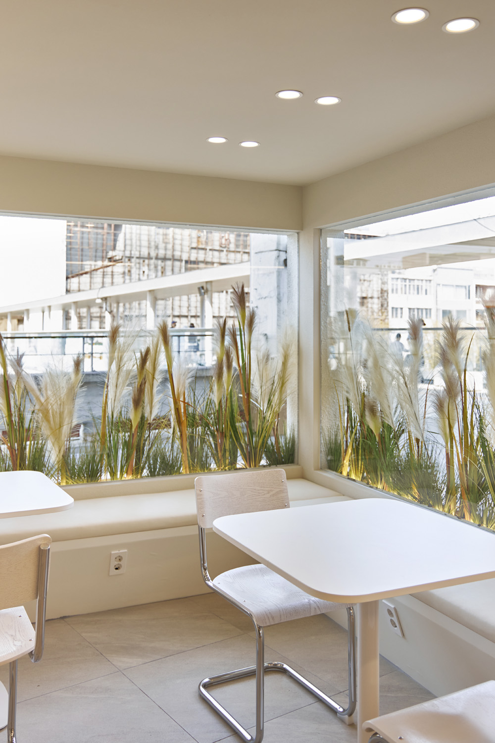 白色与木纹的优雅融合 | 15 坪小空间的精美咖啡厅设计-12