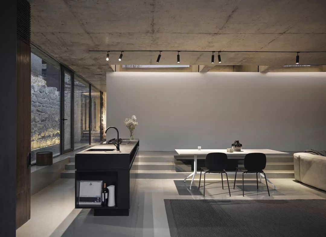 长城脚下旧仓库新生,石墙木屋打造自然宜居空间-20