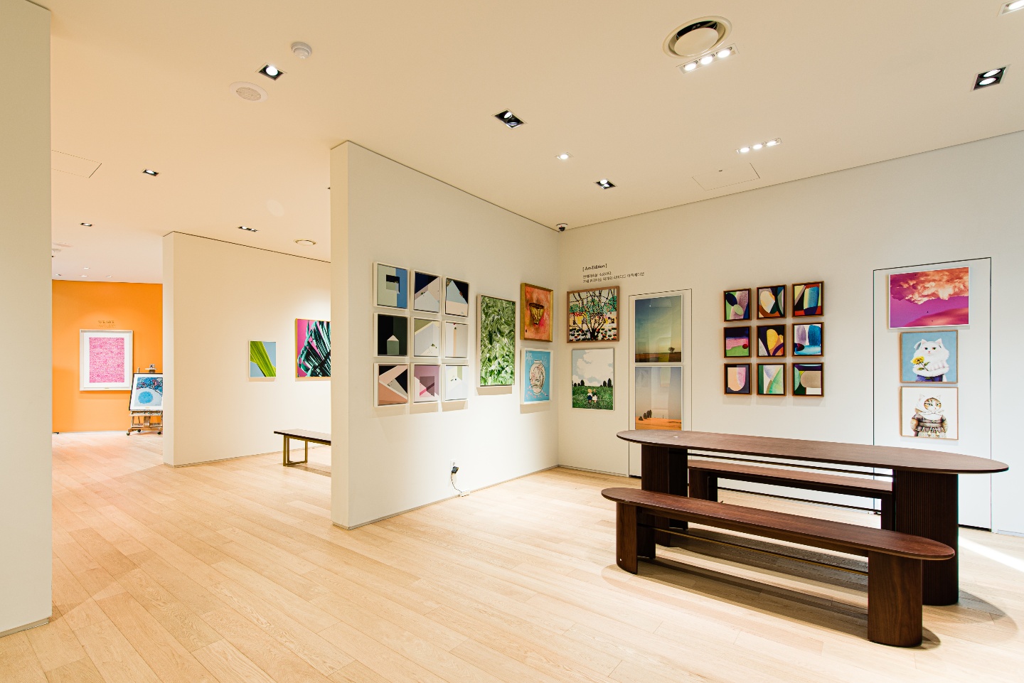 白色与木质，极简艺术的 35 平米艺术画廊-8